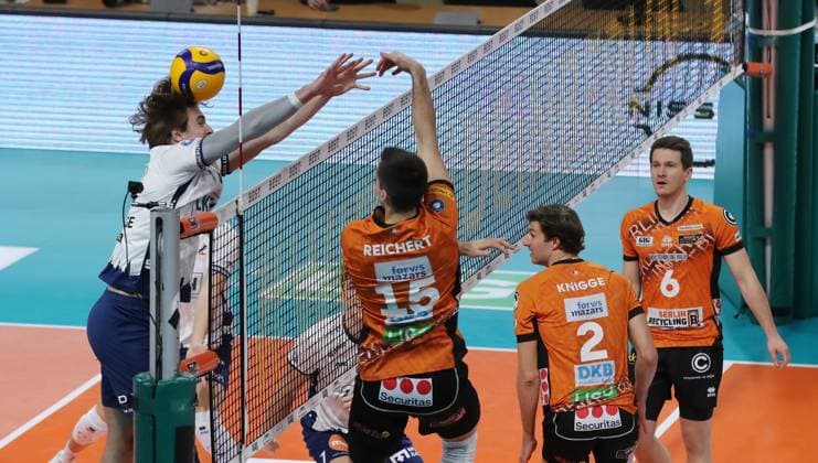re Moritz Reichert in attack, Xander Ketrzynski duel Match scene Action Sport Volleyball Bundesliga Men Season 2024 2025 07 12 2024 BR Volleys Berlin BRV vs SVG Lüneburg