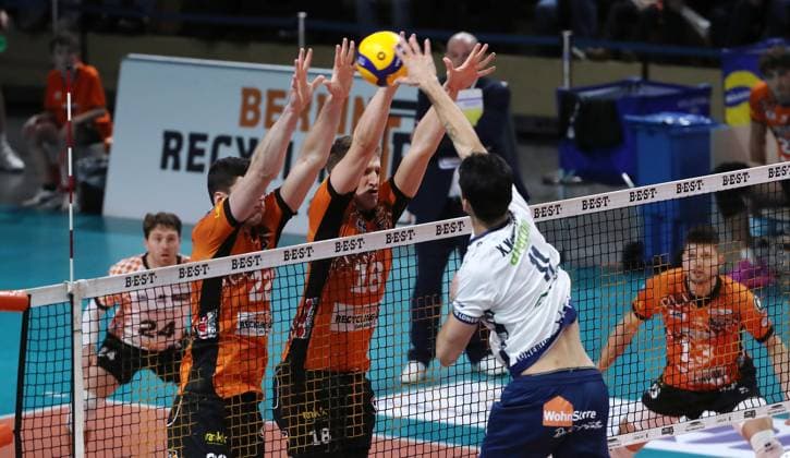Xander Ketrzynski in attack, Jake Hanes, Florian Krage duel Match scene Action Sport Volleyball Bundesliga Men Season 2024 2025 07 12 2024 BR Volleys Berlin BRV vs SVG Lüneburg