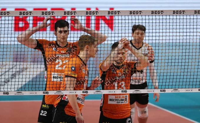 Florian Krage talks to Ruben Schott Action upper body Sport Volleyball Bundesliga Men Season 2024 2025 07 12 2024 BR Volleys Berlin BRV vs SVG Lüneburg