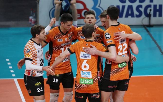 Kyle Dagostino, Moritz Reichert, Johannes Tille, Ruben Schott, Jake Hanes, Florian Krage celebrate after winning points Joy Emotion Cheers Sport Volleyball Bundesliga Men Season 2024 2025 07 12 2024 BR Volleys Berlin BRV vs SVG Lüneburg