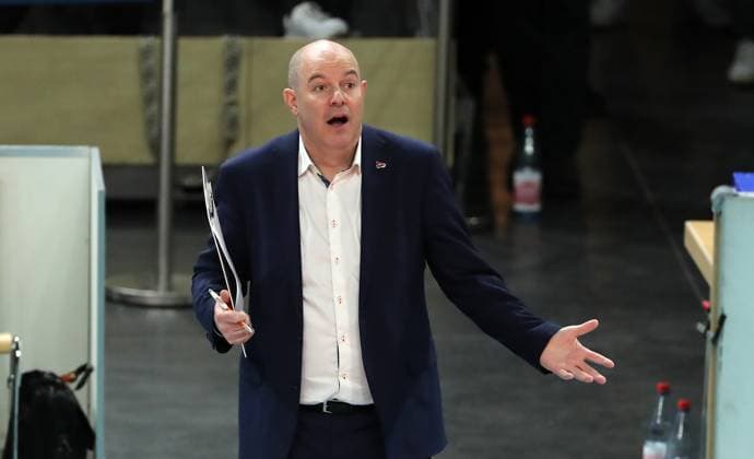 Coach Joel Banks pointing, gesturing upper body action Sport Volleyball Bundesliga Men Season 2024 2025 07 12 2024 BR Volleys Berlin BRV vs SVG Lüneburg
