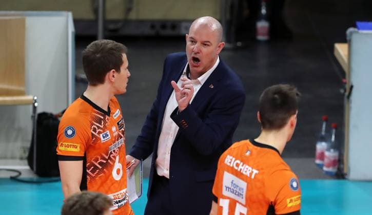 Coach Joel Banks talks to Johannes Tille, Moritz Reichert Upper body action Sport Volleyball Bundesliga Men Season 2024 2025 07 12 2024 BR Volleys Berlin BRV vs SVG Lüneburg