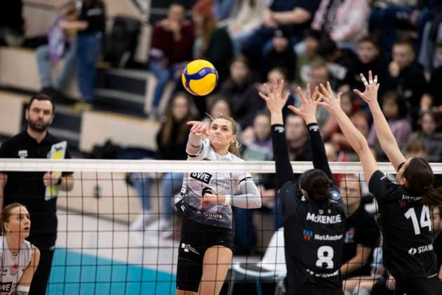 1 Volleyball Bundesliga Women Schwarz Weiss Erfurt vs Ladies in Black Aachen Erfurt 07 12 2024 Kira Thomsen 6 Schwarz Weiss Erfurt vs Cara McKenzie 8 Ladies in Black Aachen and Nicole Van de Vosse 14 Ladies in Black Aachen 1 Volleyball Bundesliga Women Schwarz Weiss Erfurt vs Ladies in Black Aachent Riethsporthalle Erfurt 07 12 2024 Copyright: xBEAUTIFULxSPORTS Duehringx