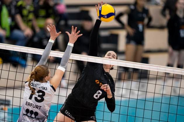 1 Volleyball Bundesliga Women Schwarz Weiss Erfurt vs Ladies in Black Aachen Erfurt 07 12 2024 Cara McKenzie 8 Ladies in Black Aachen vs Lara Alyssa Darowski 13 Schwarz Weiss Erfurt 1 Volleyball Bundesliga Women Schwarz Weiss Erfurt vs Ladies in Black Aachent Riethsporthalle Erfurt 07 12 2024 Copyright: xBEAUTIFULxSPORTS Duehringx