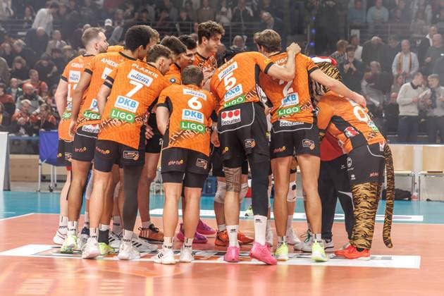 07 12 2024, Berlin, Volleyball 1 Bundesliga, Men, 10 Matchday, BR Volleys SVG Lueneburg, Max Schmeling Halle Team of the Berlin Volleys stands together on the court BR Volleys SVG Lueneburg