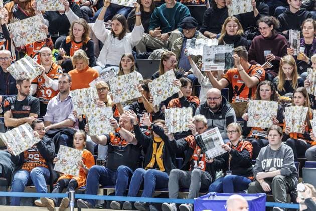 07 12 2024, Berlin, Volleyball 1 Bundesliga, Men, 10 Matchday, BR Volleys SVG Lueneburg, Max Schmeling Halle Fans of the Berlin Volleys with clapping cards BR Volleys SVG Lueneburg