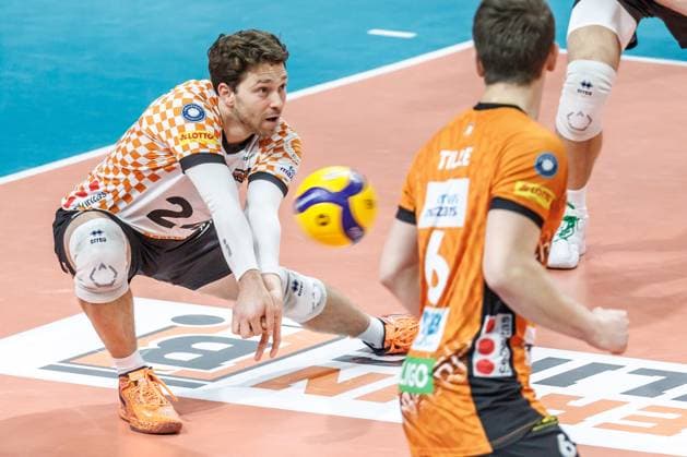 07 12 2024, Berlin, Volleyball 1 Bundesliga, Men, Matchday 10, BR Volleys SVG Lueneburg, Max Schmeling Halle Berlins libero Kyle Dagostino takes a ball at BR Volleys SVG Lueneburg