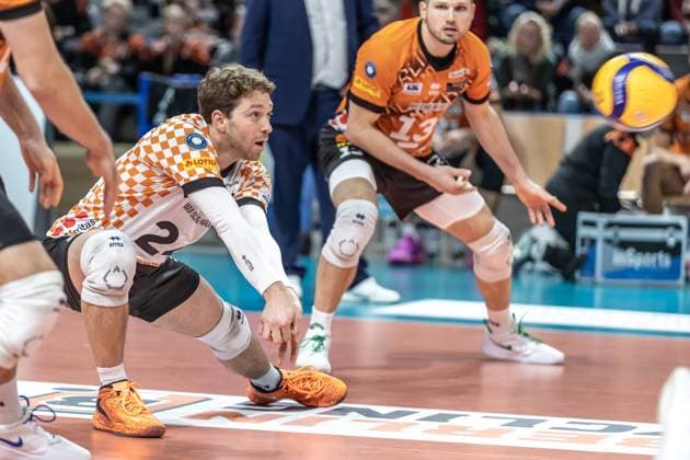 07 12 2024, Berlin, Volleyball 1 Bundesliga, Men, Matchday 10, BR Volleys SVG Lueneburg, Max Schmeling Halle Berlins libero Kyle Dagostino takes a ball at BR Volleys SVG Lueneburg