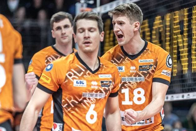 07 12 2024, Berlin, Volleyball 1 Bundesliga, Men, Matchday 10, BR Volleys SVG Lueneburg, Max Schmeling Halle Berlins Florian Krage cheers BR Volleys SVG Lueneburg