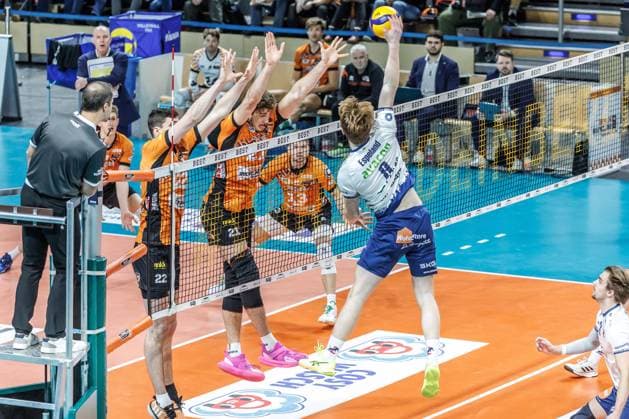 07 12 2024, Berlin, Volleyball 1 Bundesliga, Men, Matchday 10, BR Volleys SVG Lueneburg, Max Schmeling Halle Oskar Espeland r l of SVG Lueneburg plays the ball against Berlins block of Berlins Tobias Krick and Jake Hanes BR Volleys SVG Lueneburg