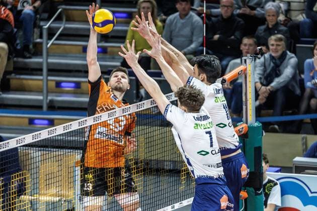 07 12 2024, Berlin, Volleyball 1 Bundesliga, Men, Matchday 10, BR Volleys SVG Lueneburg, Max Schmeling Halle Berlins Ruben Schott l r plays the ball against the block from Joscha Kunstmann and Xander Ketrzynski of SVG Lueneburg BR Volleys SVG Lueneburg