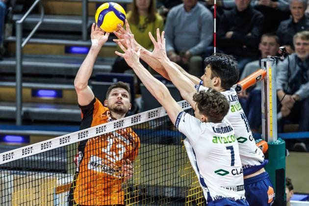 07 12 2024, Berlin, Volleyball 1 Bundesliga, Men, Matchday 10, BR Volleys SVG Lueneburg, Max Schmeling Halle Berlins Ruben Schott l r plays the ball against the block from Joscha Kunstmann and Xander Ketrzynski of SVG Lueneburg BR Volleys SVG Lueneburg