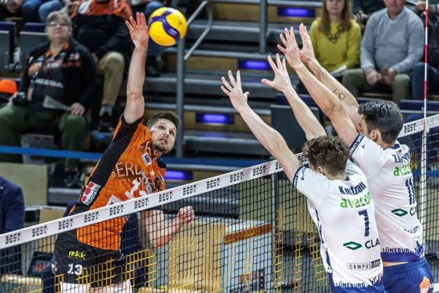 07 12 2024, Berlin, Volleyball 1 Bundesliga, Men, Matchday 10, BR Volleys SVG Lueneburg, Max Schmeling Halle Berlins Ruben Schott l r plays the ball against the block from Joscha Kunstmann and Xander Ketrzynski of SVG Lueneburg BR Volleys SVG Lueneburg