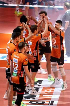 DEU, DVV, 1 VBL, BR Volleys vs Lueneburg, 07 12 2024, Max Schmeling Halle, Berlin, DEU, DVV, 1 VBL, BR Volleys vs Lueneburg, in the picture BR Volleys player circle, Ruben Schott BR Volleys 13 Photo Juergen Engler nordphoto GmbH nordphotoxGmbHx xEngler nph00076