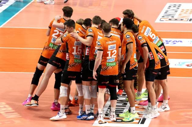 DEU, DVV, 1 VBL, BR Volleys vs Lueneburg, 07 12 2024, Max Schmeling Halle, Berlin, DEU, DVV, 1 VBL, BR Volleys vs Lueneburg, in the picture BR Volleys players circle, photo Juergen Engler nordphoto GmbH nordphotoxGmbHx xEngler nph00076