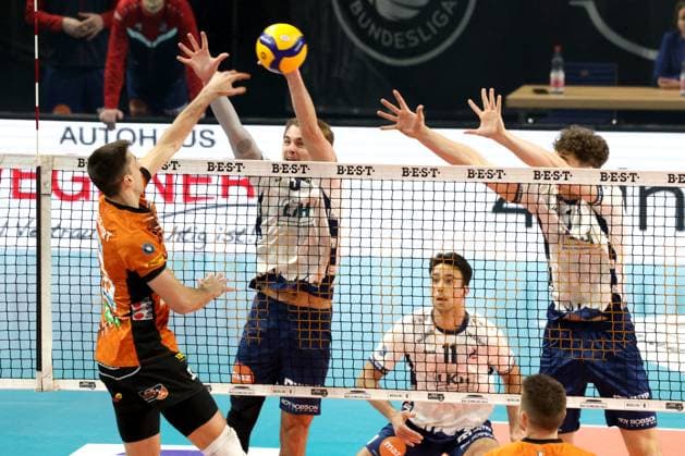 DEU, DVV, 1 VBL, BR Volleys vs Lueneburg, 07 12 2024, Max Schmeling Halle, Berlin, DEU, DVV, 1 VBL, BR Volleys vs Lueneburg, in the picture Moritz Reichert BR Volleys 15 , Michael Wright Lueneburg 3 Photo Juergen Engler nordphoto GmbH nordphotoxGmbHx xEngler nph00076
