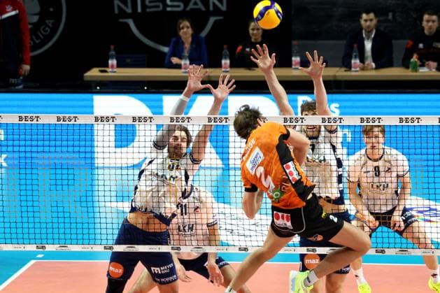 DEU, DVV, 1 VBL, BR Volleys vs Lueneburg, 07 12 2024, Max Schmeling Halle, Berlin, DEU, DVV, 1 VBL, BR Volleys vs Lueneburg, in the picture Matthew Knigge BR Volleys 2 , Michael Wright Lueneburg 3 , Joscha Kunstmann Lueneburg 7 Photo Juergen Engler nordphoto GmbH nordphotoxGmbHx xEngler nph00076