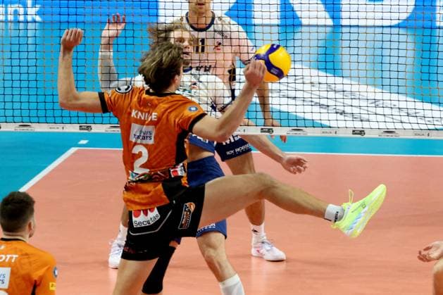 DEU, DVV, 1 VBL, BR Volleys vs Lueneburg, 07 12 2024, Max Schmeling Halle, Berlin, DEU, DVV, 1 VBL, BR Volleys vs Lueneburg, in the picture Matthew Knigge BR Volleys 2 , Michael Wright Lueneburg 3 Photo Juergen Engler nordphoto GmbH nordphotoxGmbHx xEngler nph00076