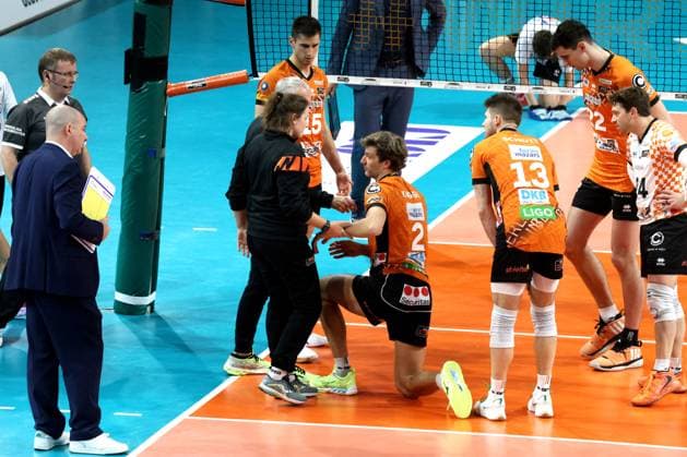 DEU, DVV, 1 VBL, BR Volleys vs Lueneburg, 07 12 2024, Max Schmeling Halle, Berlin, DEU, DVV, 1 VBL, BR Volleys vs Lueneburg, in the picture Matthew Knigge BR Volleys 2 , injured Photo Juergen Engler nordphoto GmbH nordphotoxGmbHx xEngler nph00076