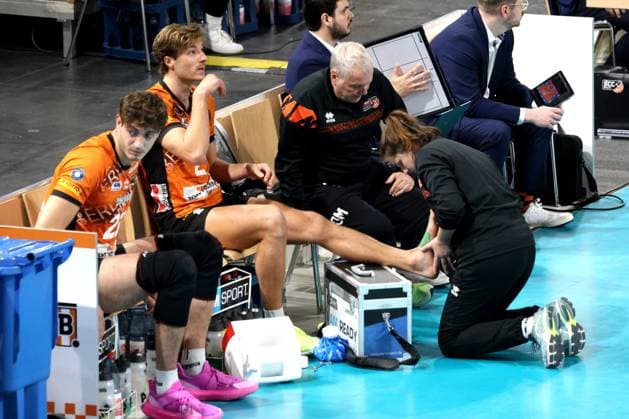 DEU, DVV, 1 VBL, BR Volleys vs Lueneburg, 07 12 2024, Max Schmeling Halle, Berlin, DEU, DVV, 1 VBL, BR Volleys vs Lueneburg, in the picture Matthew Knigge BR Volleys 2 , injured, Tobias Krick BR Volleys 21 Photo Juergen Engler nordphoto GmbH nordphotoxGmbHx xEngler nph00076
