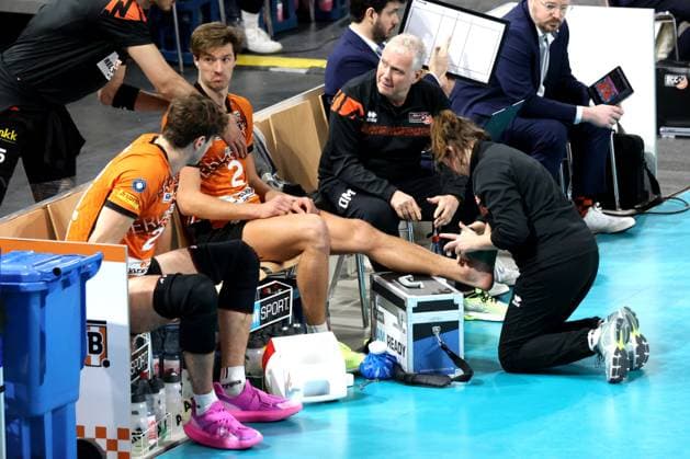 DEU, DVV, 1 VBL, BR Volleys vs Lueneburg, 07 12 2024, Max Schmeling Halle, Berlin, DEU, DVV, 1 VBL, BR Volleys vs Lueneburg, in the picture Matthew Knigge BR Volleys 2 , injured, Tobias Krick BR Volleys 21 Photo Juergen Engler nordphoto GmbH nordphotoxGmbHx xEngler nph00076