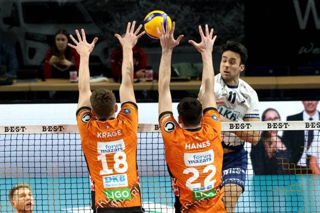 DEU, DVV, 1 VBL, BR Volleys vs Lueneburg, 07 12 2024, Max Schmeling Halle, Berlin, DEU, DVV, 1 VBL, BR Volleys vs Lueneburg, in the picture Florian Krage BR Volleys 18 , Jake Hanes BR Volleys 22 , Xander Ketrzynski Lueneburg 11 Photo Juergen Engler nordphoto GmbH nordphotoxGmbHx xEngler nph00076