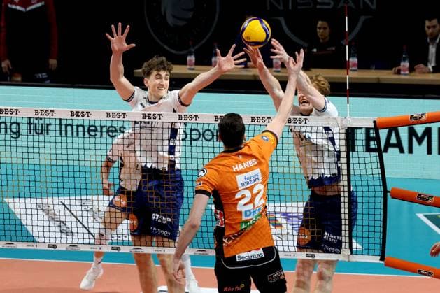 DEU, DVV, 1 VBL, BR Volleys vs Lueneburg, 07 12 2024, Max Schmeling Halle, Berlin, DEU, DVV, 1 VBL, BR Volleys vs Lueneburg, in the picture Jake Hanes BR Volleys 22 , Joscha Kunstmann Lueneburg 7 , Oskar Espeland Lueneburg 9 Photo Juergen Engler nordphoto GmbH nordphotoxGmbHx xEngler nph00076