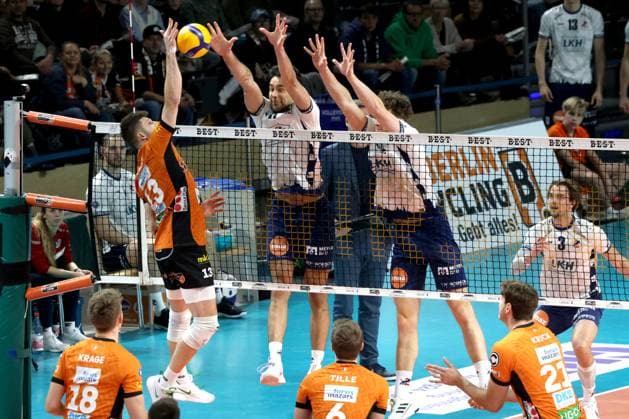 DEU, DVV, 1 VBL, BR Volleys vs Lueneburg, 07 12 2024, Max Schmeling Halle, Berlin, DEU, DVV, 1 VBL, BR Volleys vs Lueneburg, in the picture Ruben Schott BR Volleys 13 , Xander Ketrzynski Lueneburg 11 , Joscha Kunstmann Lueneburg 7 Photo Juergen Engler nordphoto GmbH nordphotoxGmbHx xEngler nph00076