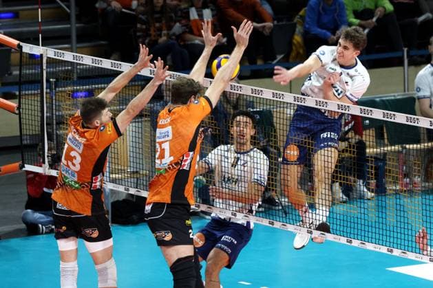 DEU, DVV, 1 VBL, BR Volleys vs Lueneburg, 07 12 2024, Max Schmeling Halle, Berlin, DEU, DVV, 1 VBL, BR Volleys vs Lueneburg, in the picture Ruben Schott BR Volleys 13 , Tobias Krick BR Volleys 21 , Joscha Kunstmann Lueneburg 7 , Xander Ketrzynski Lueneburg 11 Photo Juergen Engler nordphoto GmbH nordphotoxGmbHx xEngler nph00076