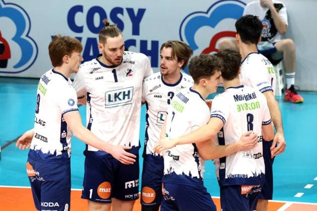 DEU, DVV, 1 VBL, BR Volleys vs Lueneburg, 07 12 2024, Max Schmeling Halle, Berlin, DEU, DVV, 1 VBL, BR Volleys vs Lueneburg, in the picture Lueneburg players circle Photo Juergen Engler nordphoto GmbH nordphotoxGmbHx xEngler nph00076