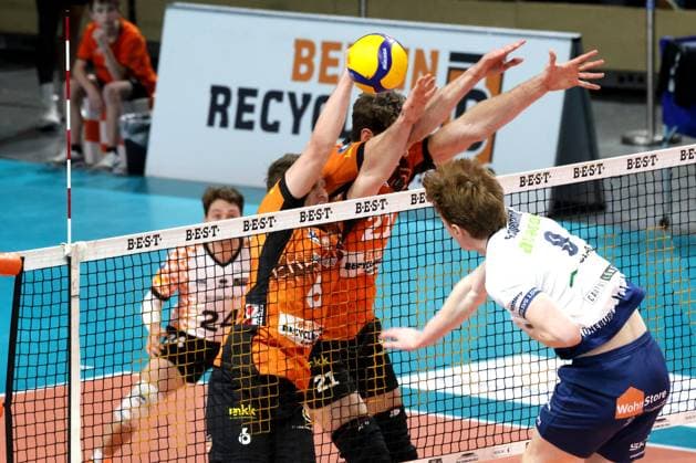 DEU, DVV, 1 VBL, BR Volleys vs Lueneburg, 07 12 2024, Max Schmeling Halle, Berlin, DEU, DVV, 1 VBL, BR Volleys vs Lueneburg, in the picture Johannes Tille BR Volleys 6 , Tobias Krick BR Volleys 21 , Oskar Espeland Lueneburg 9 Photo Juergen Engler nordphoto GmbH nordphotoxGmbHx xEngler nph00076