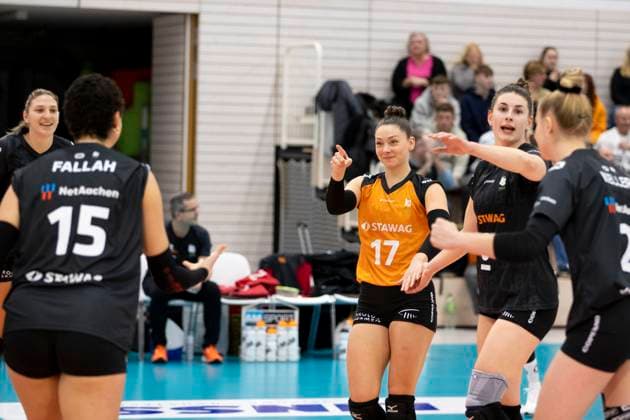 1 Volleyball Bundesliga Women Schwarz Weiss Erfurt vs Ladies in Black Aachen Erfurt 07 12 2024 Kacey Jost 17 Ladies in Black Aachen and team 1 Volleyball Bundesliga Women Schwarz Weiss Erfurt vs Ladies in Black Aachent Riethsporthalle Erfurt 07 12 2024 Copyright: xBEAUTIFULxSPORTS Duehringx