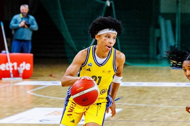Deeshyra Thomas Alba Berlin Women, 21 with the ball,Alba Berlin Women vs Saarlouis Royals, 1 Bundesliga, Season24 25, 2024 12 07 Berlin Berlin Germany Copyright: xFootbowl ThomasxSobotzkix