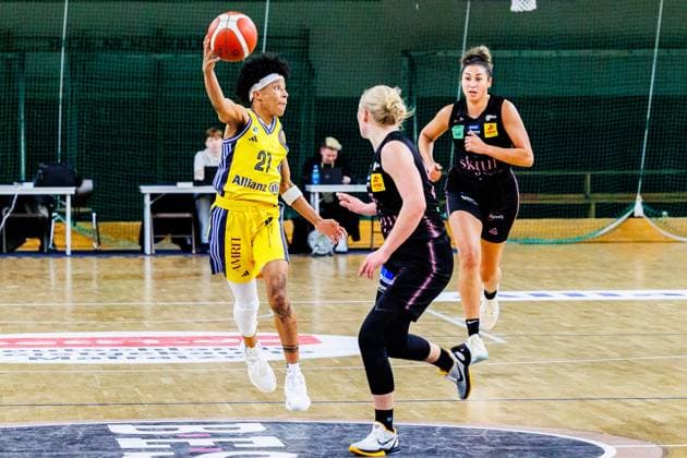 Deeshyra Thomas Alba Berlin Women, 21 with the ball delivery, Alba Berlin Women vs Saarlouis Royals, 1 Bundesliga, Season24 25, 2024 12 07 Berlin Berlin Germany Copyright: xFootbowl ThomasxSobotzkix