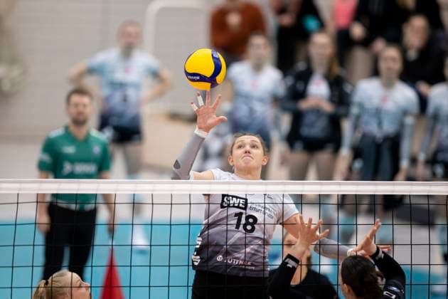 1 Volleyball Bundesliga Women Schwarz Weiss Erfurt vs Ladies in Black Aachen Erfurt 07 12 2024 Kaylee Oscarson 18 Schwarz Weiss Erfurt vs Cara McKenzie 8 Ladies in Black Aachen 1 Volleyball Bundesliga Women Schwarz Weiss Erfurt vs Ladies in Black Aachent Riethsporthalle Erfurt 07 12 2024 Copyright: xBEAUTIFULxSPORTS Duehringx
