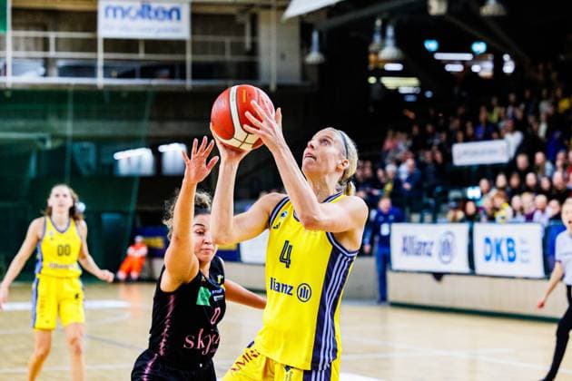 Marie Bertholdt Alba Berlin Women, 04 under the basket with ball, Alba Berlin Women vs Saarlouis Royals, 1 Bundesliga, Season24 25, 2024 12 07 Berlin Berlin Germany Copyright: xFootbowl ThomasxSobotzkix