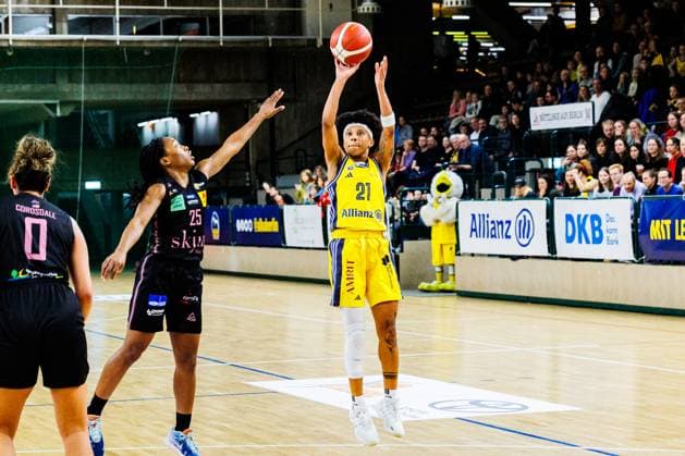 Deeshyra Thomas Alba Berlin Damen, 21 jumps and throws the ball,Alba Berlin Damen vs Saarlouis Royals, 1 Bundesliga, Saison24 25, 2024 12 07 Berlin Berlin Germany Copyright: xFootbowl ThomasxSobotzkix