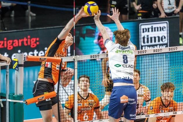 07 12 2024, Berlin, Volleyball 1 Bundesliga, Men, Matchday 10, BR Volleys SVG Lueneburg, Max Schmeling Halle Berlins Jake Hanes l plays the ball against Oskar Espeland from SVG Lueneburg BR Volleys SVG Lueneburg