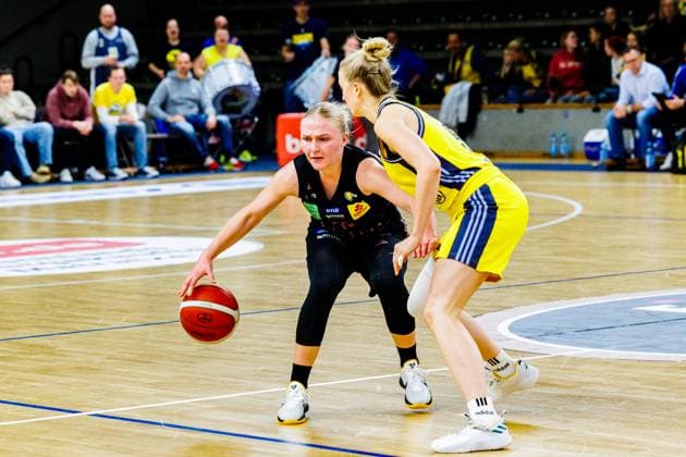 Jessika Schiffer Saarlouis Royals, 55 WITH THE BALL, Lucy Reuß Alba Berlin Women, 05 defended,Alba Berlin Women vs Saarlouis Royals, 1 Bundesliga, Season24 25, 2024 12 07 Berlin Berlin Germany Copyright: xFootbowl ThomasxSobotzkix