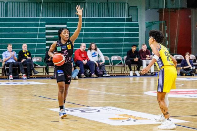 Martha Burse Saarlouis Royals, 25 indicates the move, Deeshyra Thomas Alba Berlin Damen, 21 lurksAlba Be,rlin Damen vs Saarlouis Royals, 1 Bundesliga, Saison24 25, 2024 12 07 Berlin Berlin Germany Copyright: xFootbowl ThomasxSobotzkix