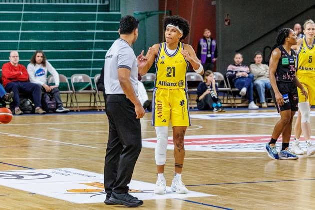 Deeshyra Thomas Alba Berlin Women, 21 talking to the referee, Alba Berlin Women vs Saarlouis Royals, 1 Bundesliga, Season24 25, 2024 12 07 Berlin Berlin Germany Copyright: xFootbowl ThomasxSobotzkix