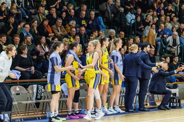 Lucy Reuß Alba Berlin Women, 05 clap the Alba bench,Alba Berlin Women vs Saarlouis Royals, 1 Bundesliga, Season24 25, 2024 12 07 Berlin Berlin Germany Copyright: xFootbowl ThomasxSobotzkix