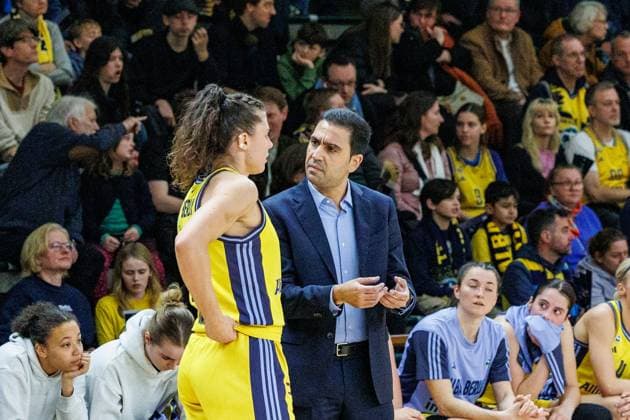 Theresa Simon Alba Berlin Women, 03 in conversation with the coachCristo Cabrera, Alba Berlin Women vs Saarlouis Royals, 1 Bundesliga, Season24 25, 2024 12 07 Berlin Berlin Germany Copyright: xFootbowl ThomasxSobotzkix