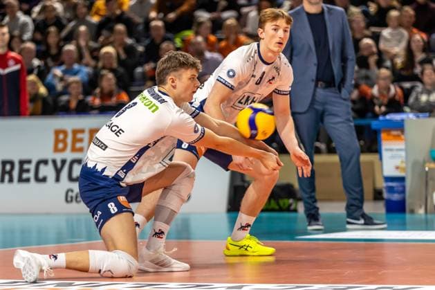 07 12 2024, Berlin, Volleyball 1 Bundesliga, Men, Matchday 10, BR Volleys SVG Lueneburg, Max Schmeling Halle Theo Mohwinkel from SVG Lueneburg takes a ball at BR Volleys SVG Lueneburg