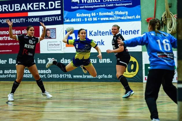 Handball I Women I Season 2024 2025 I 3 Liga Nord I 11 Matchday I SV Henstedt Ulzburg Buxtehuder SV II I 07 12 2024 Kristin Rakowski 99, SV Henstedt Ulzburg Alisha Küstermann 8, Buxtehuder SV II Sophia Kohn 16, SV Henstedt Ulzburg Copyright: xLobeca RalfxHomburgx