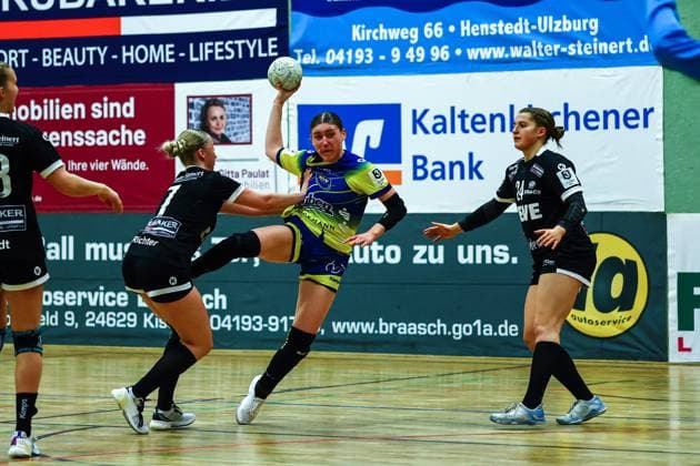 Handball I Women I Season 2024 2025 I 3 Liga Nord I 11 Matchday I SV Henstedt Ulzburg Buxtehuder SV II I 07 12 2024 Annika Jordt 13, SV Henstedt Ulzburg Malu Sperling 17, Buxtehuder SV II Cara Spitzer 24, SV Henstedt Ulzburg Copyright: xLobeca RalfxHomburgx