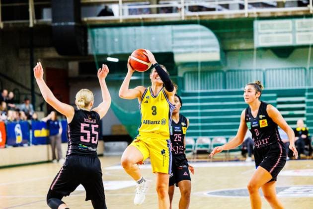 Theresa Simon Alba Berlin Women, 03 with the ball with the jump to the basket, Alba Berlin Women vs Saarlouis Royals, 1 Bundesliga, Season24 25, 2024 12 07 Berlin Berlin Germany Copyright: xFootbowl ThomasxSobotzkix