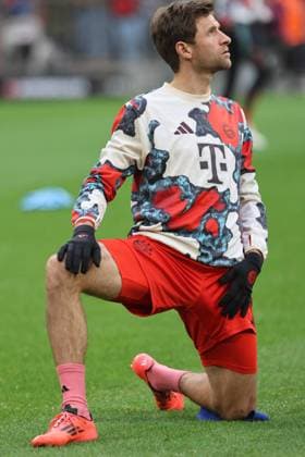25 Thomas Müller FCB gestures, gesticulates, portrait, warm-up, warm-up jersey Football 1 BL FC Bayern Munich 1 FC Heidenheim 1846 07 12 2024 Allianz Arena PHOTO Mladen Lackovic LakoPress