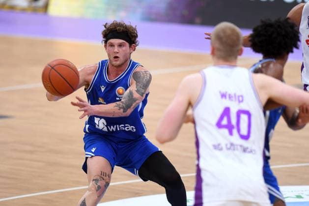 Booker Coplin Skyliners Frankfurt, 6 on the ball , Collin Welp BG Goettingen 40 , GER, BG Goettingen Skyliners Frankfurt, Basketball, BBL Pokal, Quarterfinals, Season 2024 2025, 07 12 2024 GER, BG Goettingen Skyliners Frankfurt, Basketball, BBL Pokal, Quarterfinals, Season 2024 2025, 07 12 2024 Goettingen Copyright: xEibner-Pressefotox xRolandxSippex EP_RSL