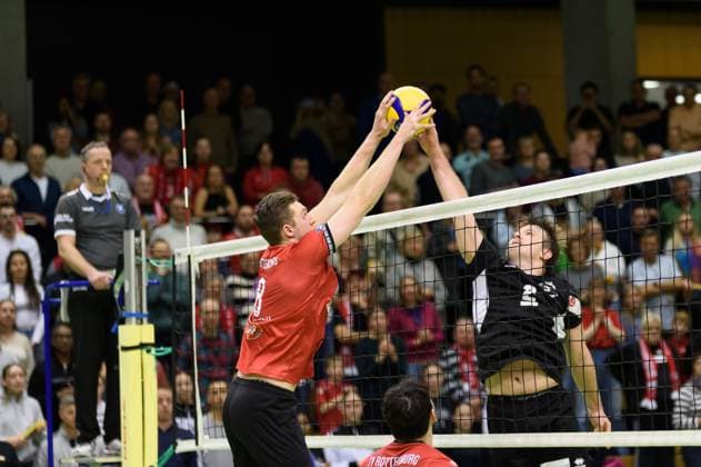 Battle over the net, Niklas Lichtenauer TV Rottenburg, 08 and Tobias Thiel TuS Kriftel, 02 TV Rottenburg vs TuS Kriftel, Volleyball, 2 Bundesliga Sued, Matchday 10, Season 2024 2025, 07 12 2024, TV Rottenburg vs TuS Kriftel, Volleyball, 2 Bundesliga Sued, Matchday 10, Season 2024 2025, 07 12 2024 Rottenburg Copyright: xEibner-Pressefoto RalphxKunzex EP_RKE